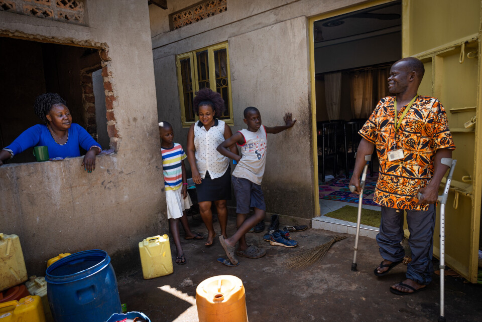 Yekosafati Buwembo på hjemmebesøk hos Khamuyat Namutebi. Som leder av organisasjonen Wakiso Action on physical disability (WAPD) gjør han regelmessig hjemmebesøk hos folk med ulike former for funksjonshemming.