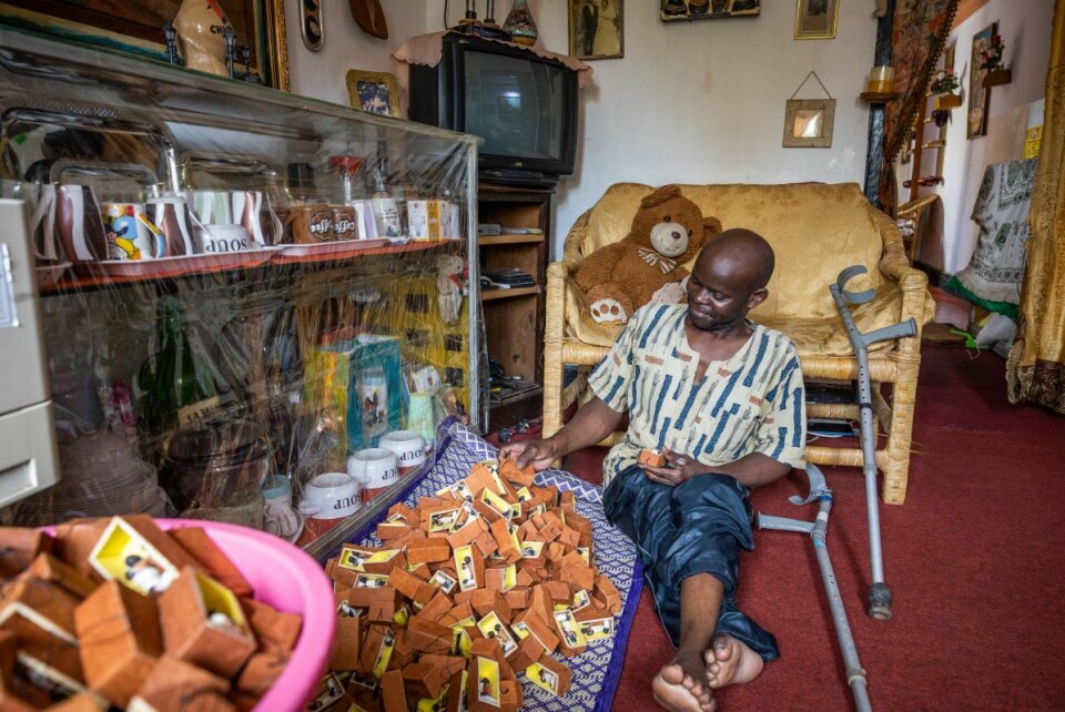 Kunstneren Yekosafati Buwembo fikk polio som treåring. Han kommer fra fattige kår men familiens kjærlighet og støtte har gitt han styrke til å lykkes i livet. I dag lever han på kunsten han skaper og har skapt seg et marked, både lokalt og internasjonalt.