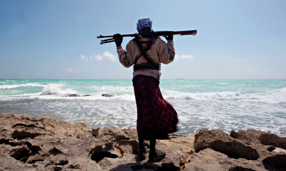 En pirat står på stranden i Hobyo i Puntland i 2010. Det året var det ifølge NATO i underkant av 50 kapringer av skip i hele operasjonsområdet i Aden-bukta. I tillegg ble det registrert over 130 angrep og forsøk på kapringer. Etter massiv innsats fra en internasjonal marinestyrke er nå piratvirksomheten nesten utradert. Men lite er gjort for støtte de underliggende årsakene til virksomheten, ifølge en fersk rapport. Hva skjer når marinefartøyene seiler hjem igjen? Foto: Mohamed Dahir / AFP / NTB Scanpix