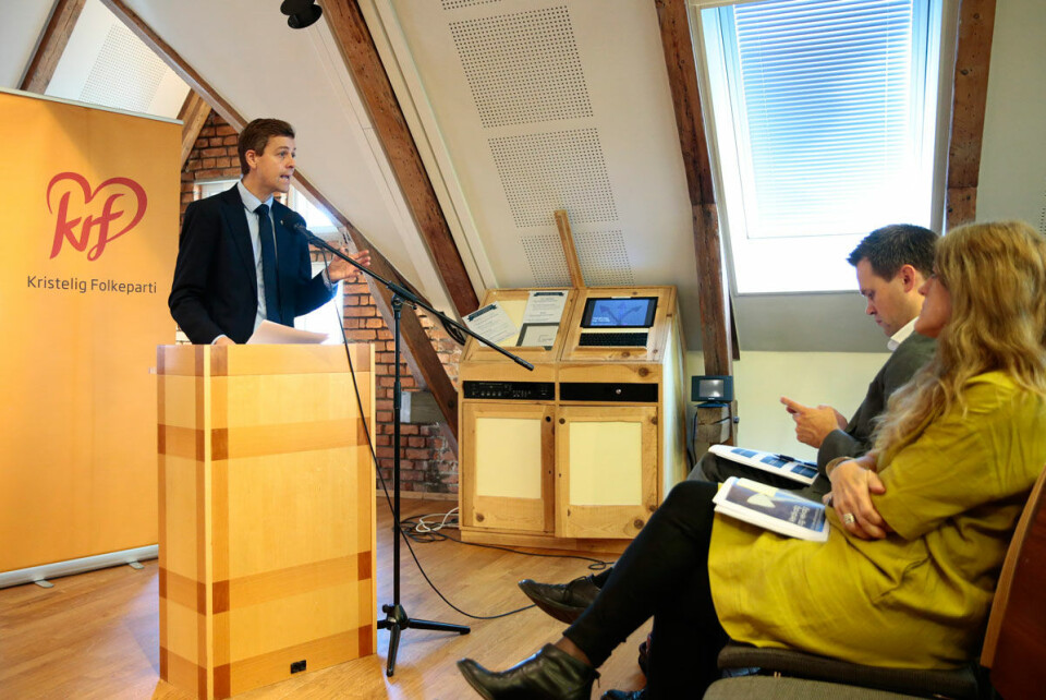 KrF-leder Knut Arild Hareide presenterer partiets utviklingsmelding onsdag. Generalsekretær og tidligere utviklingsminister Hilde Frafjord Johnson og leder av KrFs internasjonale utvalg Sturla Henriksbø deltar også på på ppresentasjonen. Foto: Håkon Mosvold Larsen / NTB scanpix