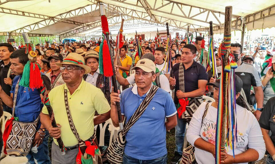 Står sammen: Urfolkssamfunnet i Cauca er samlet for å hedre Sandra Lilianas kamp mot narkotika. De rundt 7000 fremmøtte la ut på en marsj for å brenne ned ulovlige kokaavlinger, men ble møtt med skudd fra væpnede grupper. Foto: Programa de comunicaciones CRIC