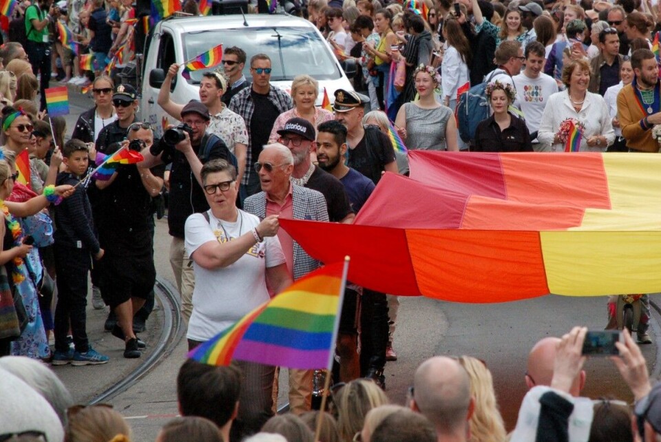Mange toppolitikere viste seg fram i Oslos gater under årets Pride-parade. Statsminister Erna Solberg var blant de som ledet an. Men helt i front gikk Gro Lindstad, mangeårig leder i FOKUS - Forum for kvinner i utviklingsspørsmål. Foto: Gunnar Zachrisen