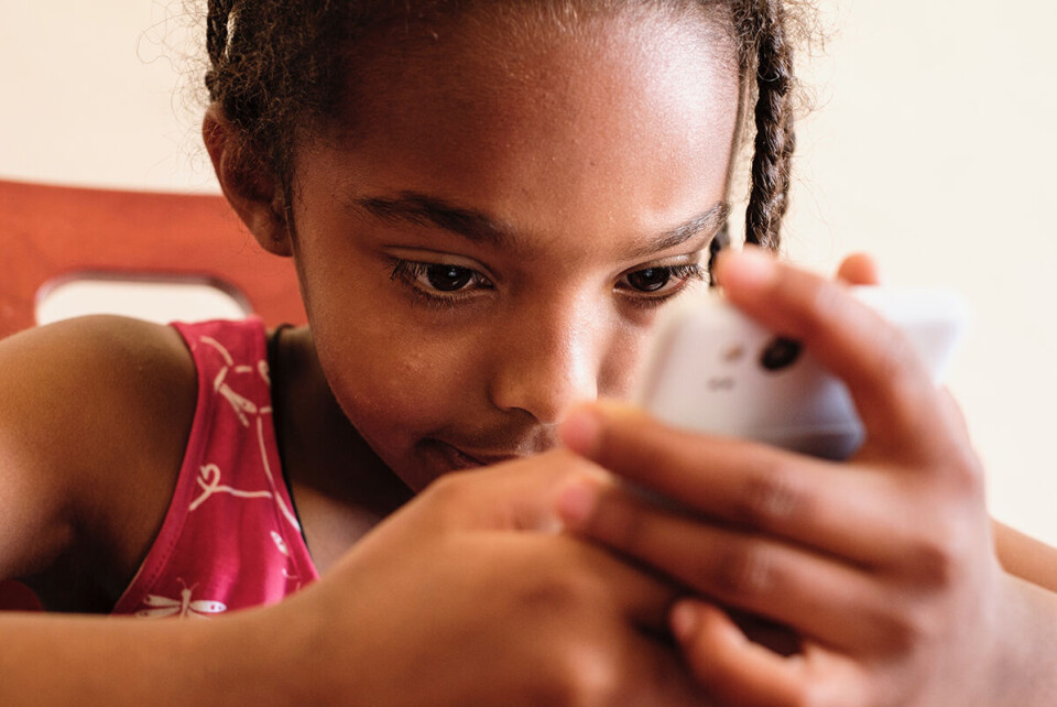 Naoli Zerihun (9) fra Addis Abeba leser ivrig i en bok på morsmålet amharisk.