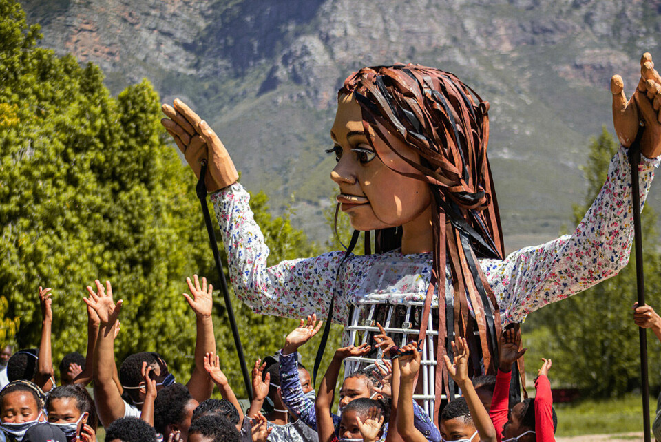 En prototype av den tre og en halv meter høy dukke, Little Amal, har allerede blitt ført gjennom Londons gater og danset med barn i Cape Town. Alle fotos: Bevan Ross c /Good Chance