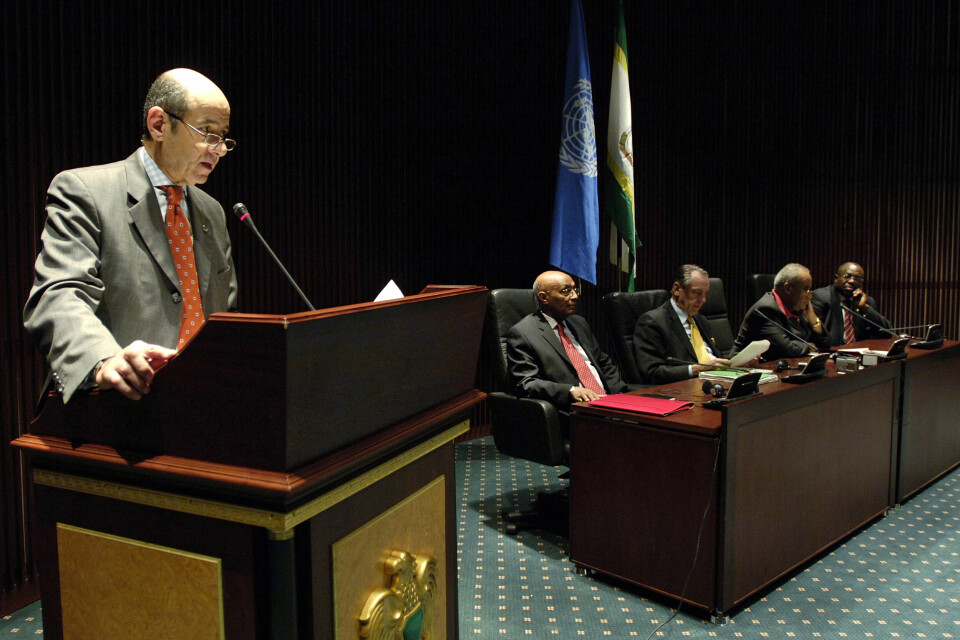Ahmad Fawzi, talsmann for fredsforhandlingene om Darfur, og hans mannlige kolleger under en pressekonferanse i Libya i 2007. Foto: Fred Noy / FN