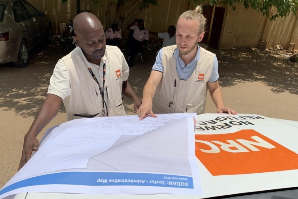 Nicolai Breie Madsen (t.h.) sier at hverdagen ofte består av vanskelige prioriteringer. Her med Adam Ahmed, sikkerhetsmedarbeider i Khartoum. Foto: Flyktninghjelpen.