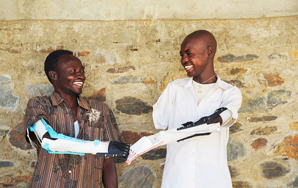 Mohammad og Daniel fra Sør- Sudan har fått nye 3D- printede armer. Mick Ebeling fra USA ble inspirert etter å ha lest i avisen om Daniel Omar som mistet armene da han gjetet kyr og en bombe traff like ved. Ebeling reiste til Sør-Sudan og grunnla Project Daniel som nå 3D-printer proteser til flere krigsofre. Foto: Timoteo Freccia/Not Impossible