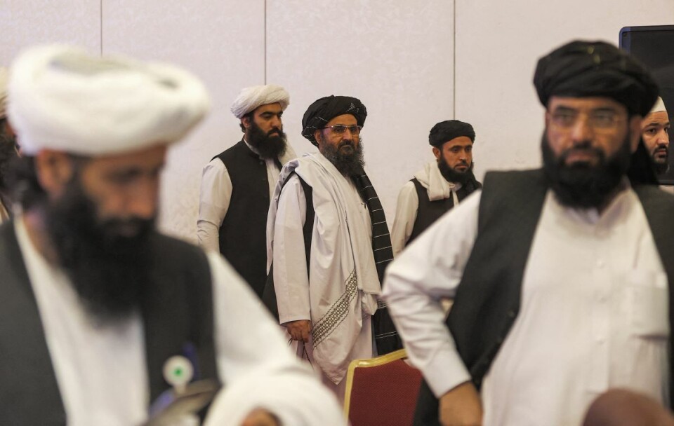 Lederen av Talibans forhandlingsteam Mullah Abdul Ghani Baradar (i midten) forsikret i Doha i helgen at bevegelsen på det sterkeste støtter en politisk løsning på Afghanistan-konflikten, men tilsynelatende uten at det ble gjort framskritt ved forhandlingsbordet. I kjølvannet av Talibans store framgang på slagmarken ser diskusjonene ut til å gå mer og mer i stå. Foto: Karim Jafar / AFP / NTB