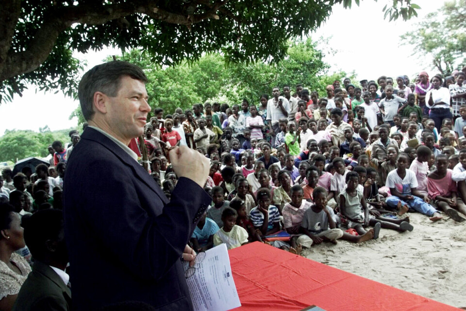 Norges statsminister Kjell Magne Bondevik besøker et helsesenter i Mosambik under en rundreise i Afrika i 2000. Siden den gang er støtten til landets offentlige helsesektor avviklet – og den totale bistanden kraftig redusert.
