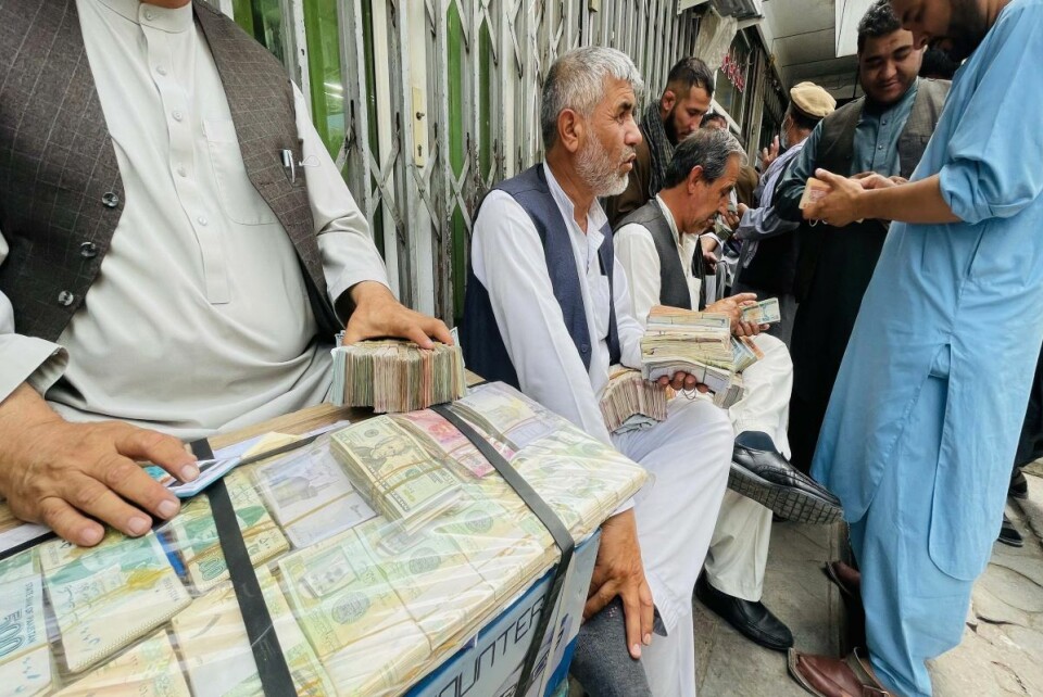 Afghanske pengevekslere har hatt tøffe dager etter at verdien på den afghanske valutaen afghani har falt, noe som i neste omgang har ledet til økte matvarepriser i Kabul. Utfasingen av utenlandske styrker og Talibans framgang har økt den politiske og økonomiske usikkerheten i landet. Foto: Haroon Sabawoon / Anadolu / NTB