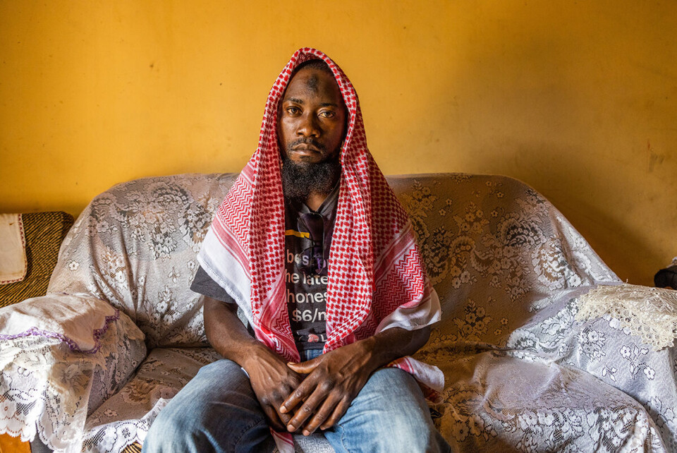 Boogere Abdurahmaan (27) er koordinator for opposisjonspartiet National Unity Platform (NUP) og har blitt arrestert, truet og mishandlet utallige ganger på grunn av arbeidet sitt. I dag må han ha på seg sjal og briller døgnet rundt på grunn av kronisk migrene som han fikk da han ble mishandlet i forbindelse med valget.