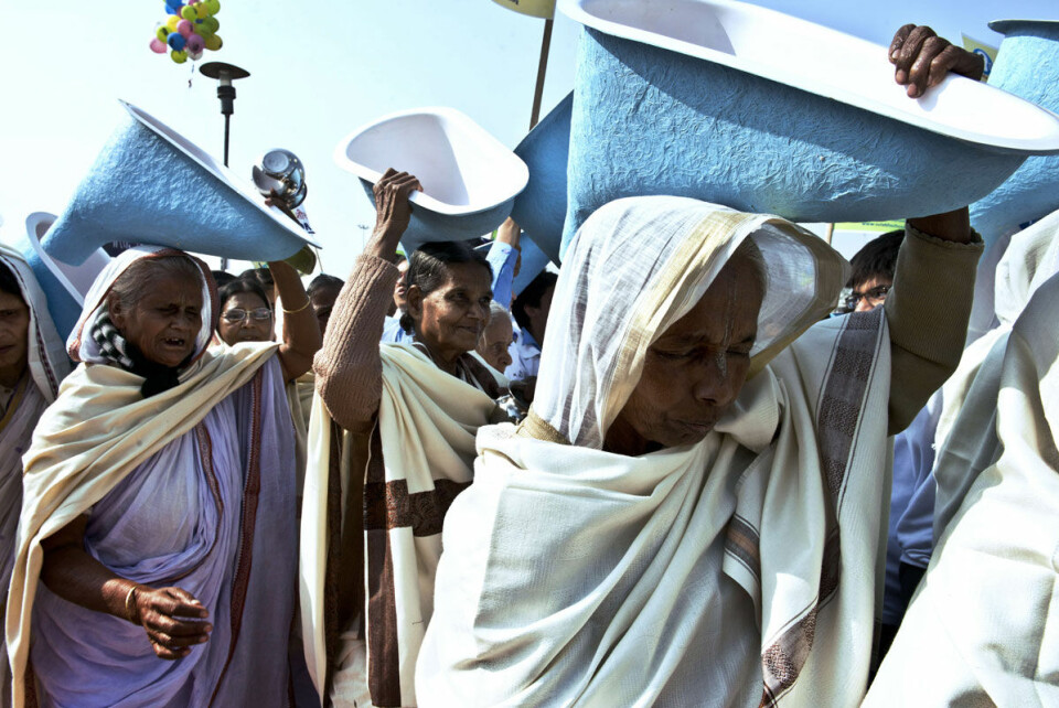 I Norge er tilgang til ren do en selvfølge. Slik er det ikke i resten av verden. India skal nå bygge 75 millioner toaletter de neste to årene – med drahjelp fra milliardæren Bill Gates. Disse kvinnene deltok på en do-markering for noen år siden.
