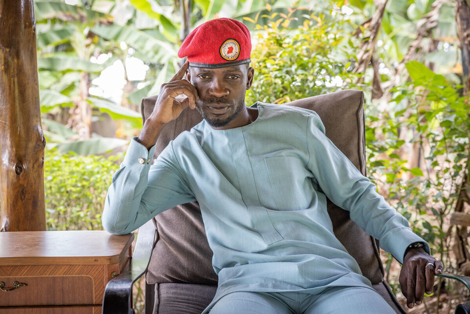 Tidligere presidentkandidat Robert Kyagulanyi, mest kjent som Bobi Wine, utenfor huset sitt i området Magere i Kampala. Han var president Musevenis sterkeste motstander ved valget i år, og har blitt overvåket og arrestert en rekke ganger siden han ble parlamentsmedlem i 2017.