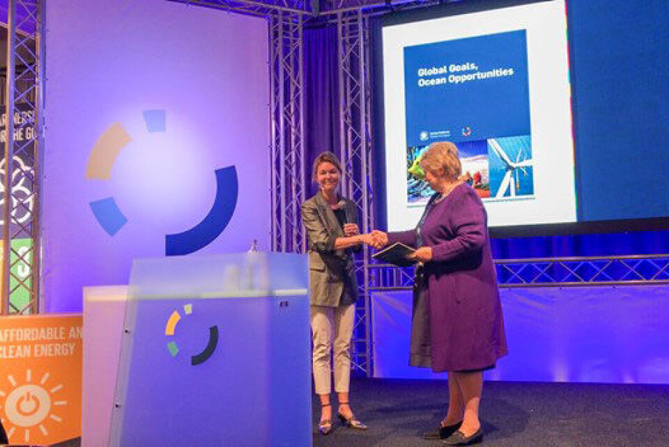 Denne uken fikk statsminister Erna Solberg overlevert en ny rapport om næringslivet og bærekraftig innsats for verdens hav av Lise Kingo i United Nations Global Compact (t.v). Foto: SMK