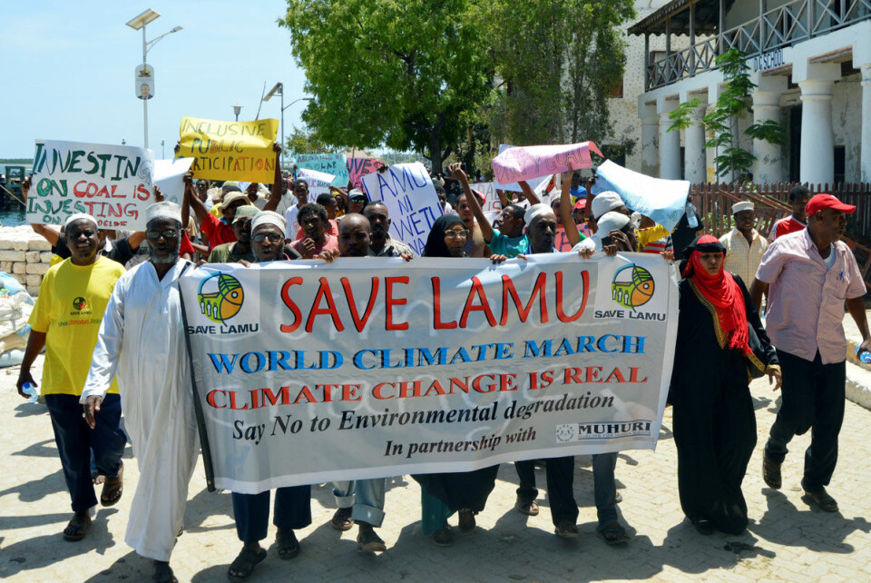 Mens den Vesten faser ut kullkraftverk, planlegges det mange slike kraftverk i utviklingsland. På den vakre øya Lamu i Kenya skal det bygges et stort kinesiskfinansiert kullkraftverk. Deler av lokalbefolkningen protesterer.