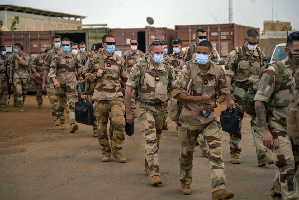 Franske soldater på en flybase i Mali. Franrike legger nå om strategien for sin militære innsats mot jihadister i Sahel-regionen. Foto: Jerome Delay / AP / NTB