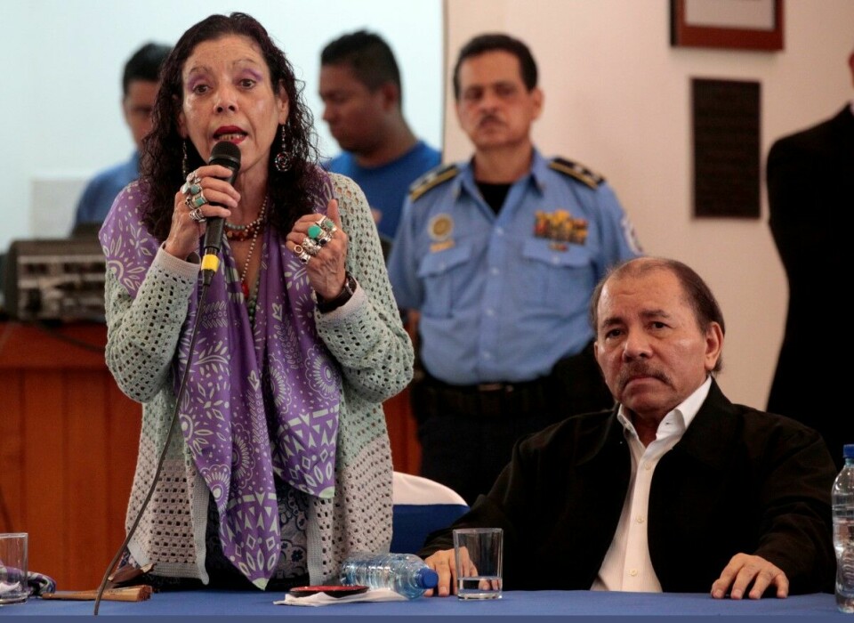 Rosario Murillo og Daniel Ortega er Nicaraguas visepresident og president. Murillo sies å dominere sin mann og er minst like forhatt enn sin mann. Ekteparet har med årene utviklet en stadig mer eneveldig lederstil. Foto: Osvaldo Rivas / Reuters / NTB scanpix
