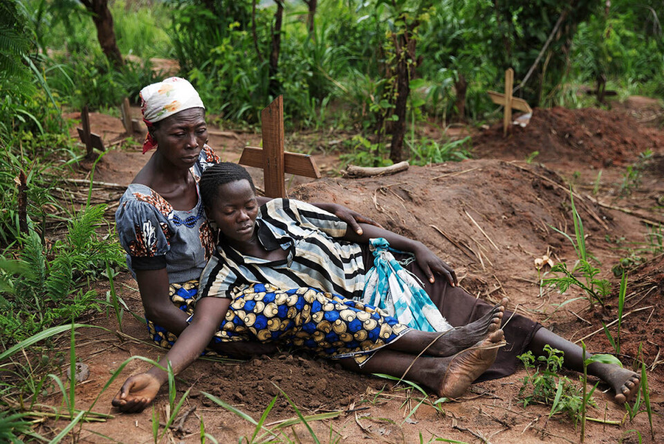 Kabika Amunazo kollapser ved graven til datteren Maitrise. Foto: James Oatway / Unicef
