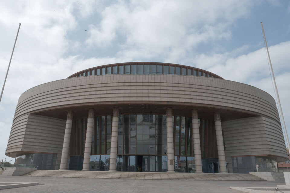 - Kolonitiden har blitt kalt en forbrytelse mot menneskeheten. Dersom noen velger å kalle et museumsbygg det samme, lever jeg godt med det, sier direktør Hamady Bocoum på spørsmål om Kinas driver kolonialisme i Afrika. Museet han driver, er betalt av Kina. - Kolonitiden har blitt kalt en forbrytelse mot menneskeheten. Dersom noen velger å kalle et museumsbygg det samme, lever jeg godt med det, sier direktør Hamady Bocoum på spørsmål om Kinas driver kolonialisme i Afrika. Museet han driver, er betalt av Kina.