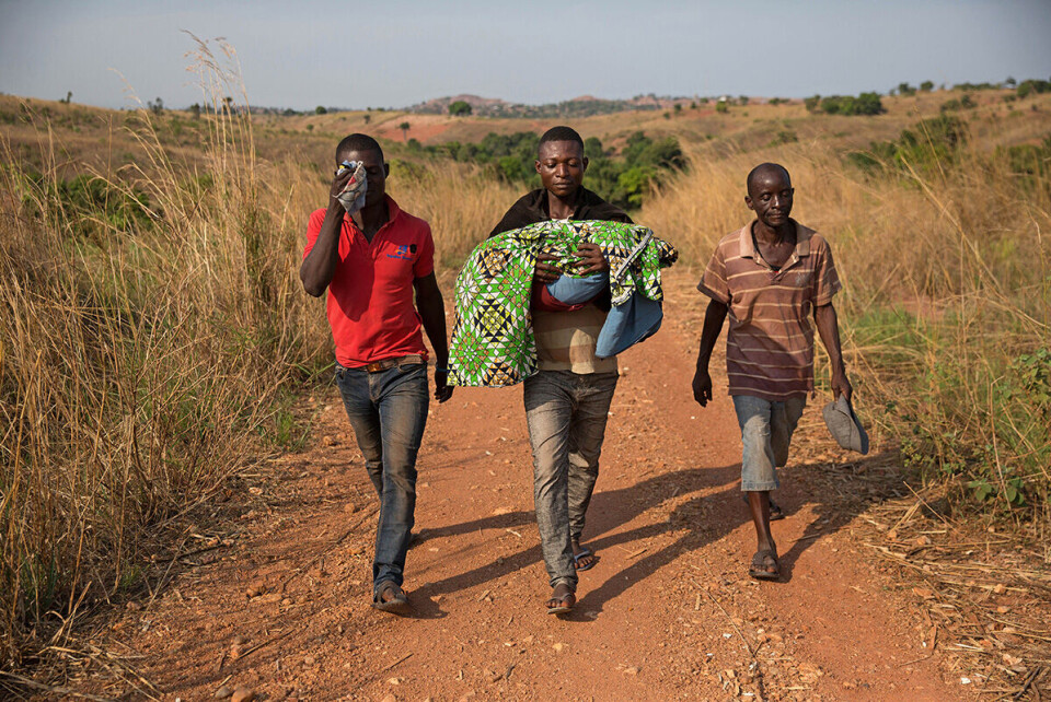 Begravelsesfølge for Tresor Kasanga som døde seks måneder gammel i Kalemie i det østre DR Kongo. Dette er et område der tusenvis har måtte flykte fra sine hjem på grunn av lokale konflikter. Foto: James Oatway / Unicef