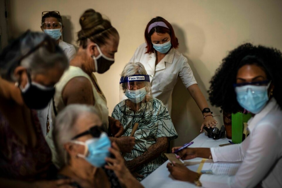 Cubanere bestiller vaksinetime i Havanna for å få Abdala-vaksinen. Foto: Ramon Espinosa / AP / NTB