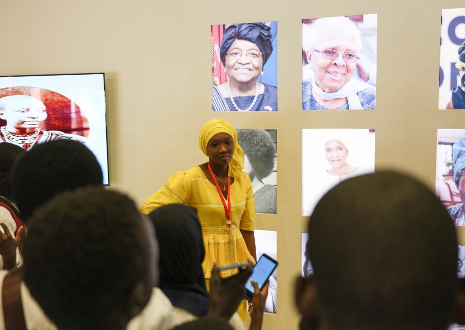 Omviser Sira Ndiaye forteller en skoleklasse om kvinnelige ledere fra, eller med røtter i, Afrika.
