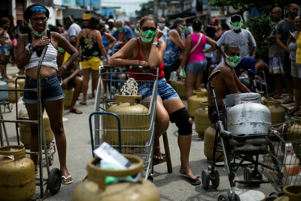Personer i en favela i Rio de Janeiro i Brasil venter på å kjøpe billig gass til matlaging. Foto: Bruna Prado / AP / NTB