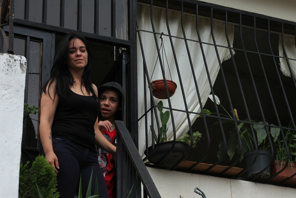 Andreina Fumero (34) og sønnen Andrés Fernando García Fumero (11) er avhengig av pengene barnas far sender fra Colombia - men nå har han ikke jobb, og ingenting å sende. Foto: Raul Romero, Caracas