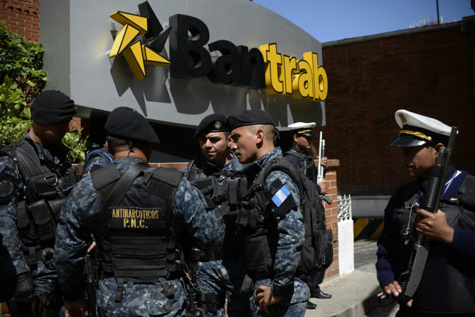 Kriminelle nettverk og terrororganisasjoner har de siste årene blitt tettere vevd sammen og opererer nå i stadig tettere samarbeid med stater, hevdes det i en ny rapport. Her aksjonerer politiet i Guatemala mot en bank mistenkt for hvitvasking av penger.