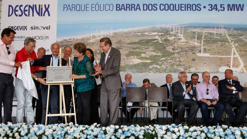 President Dilma Rousseff åpner en vindmøllepark i delstaten Sergipe i 2013 sammen med blant andre daværende guvernør Marcelo Deda (rød skjorte). Mellom dem: Jose Antunes Sobrinho fra Desenvix/Engevix. Foto: Roberto Stuckert Filho. (Utlånt fra presidentens fototjeneste.)