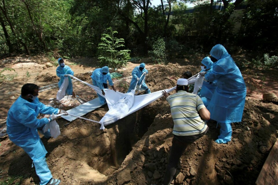 Et av Indias mange koronaofre blir begravet i Chennai i starten av juni. Ifølge forskere kan India ha over 1 million koronadødsfall nå. Foto: R. Parthibhan / AP / NTB