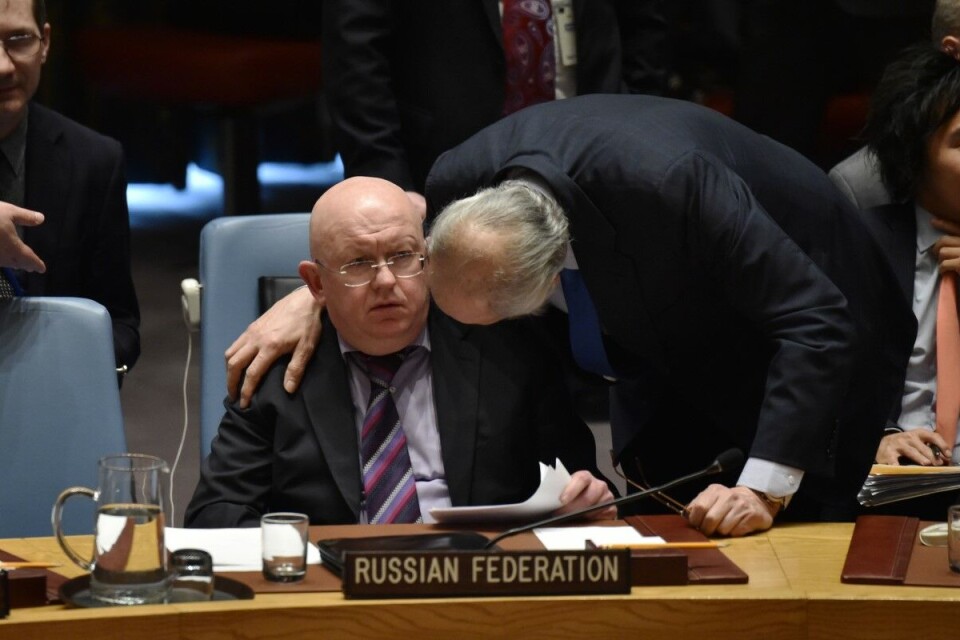 Tirsdag stemte Russland og Kina ned forslaget om å forlenge nødhjelpen til Syria over to grenseoverganger. Nå har også et russisk resolusjonsforslag om å redusere nødhjelpen over grensen blitt nedstemt. Her prater Russlands FN-ambassadør Vassily Nebenzia (sittende) med Syrias representant Bashar Jaafari (stående) under et Sikkerhetsrådsmøte. Foto: Hector Retamal / AFP / NTB scanpix