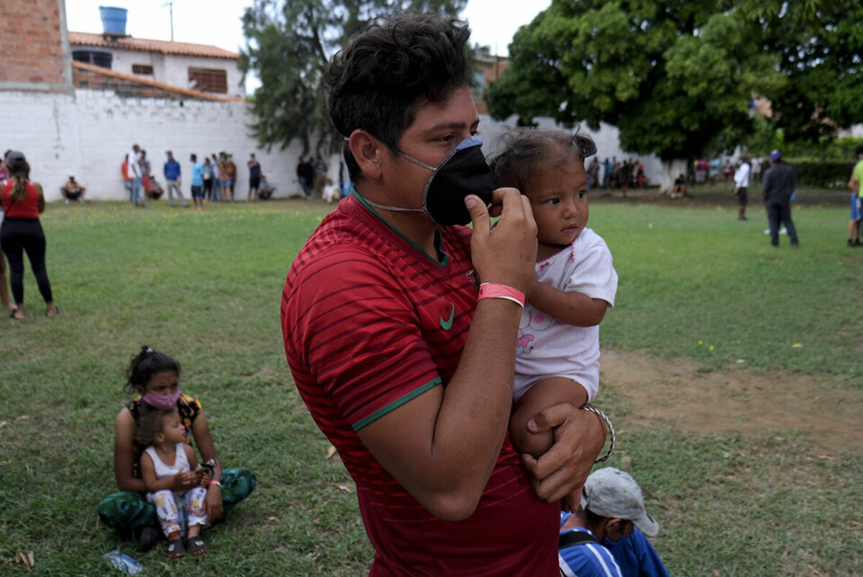 30 år gamle Humberto López og kona Misarkris Robles brukte nesten en måned på å gå de 100 milene til grensebyen Cúcuta. Døtrene, Angelina (på bildet) og Francesca, bar de med seg. Familen er blant det mange tusen venezuelanere som nå vender tilbake til gamlelandet. Ikke fordi de vil, men fordi korona-epidemien har ført til at de har mistet jobben sine i andre land.