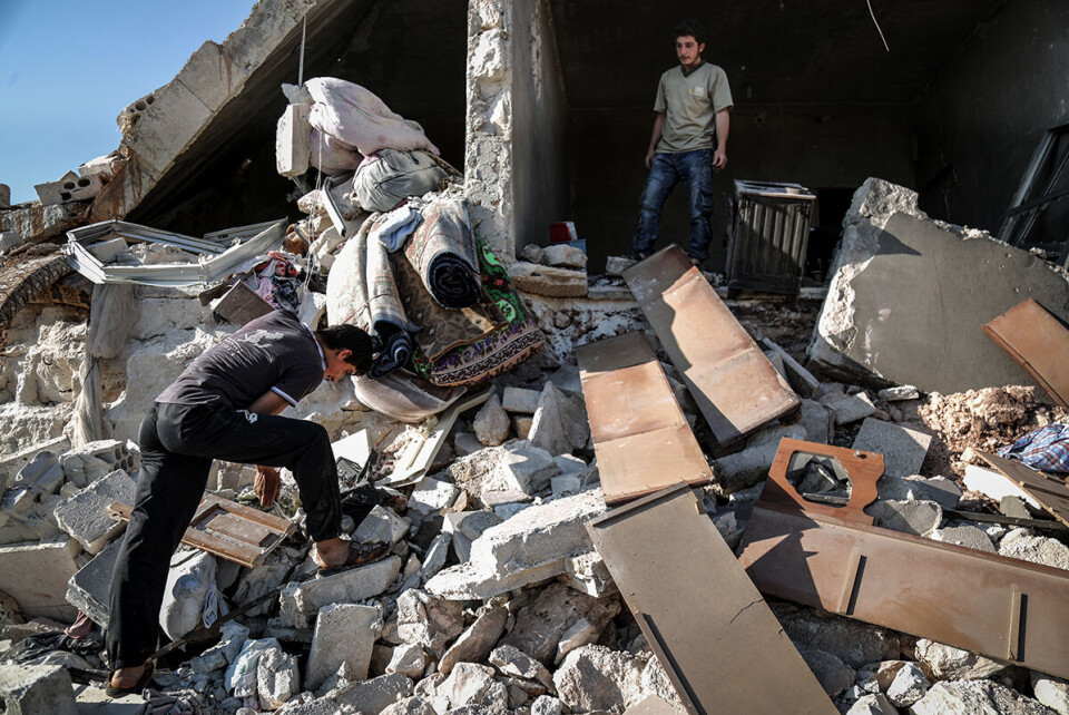 Syrere inspiserer ødeleggelsene etter et luftangrep mot et boligområde i landsbyen Kafr Nabl i den opprørskontrollerte Idlib-provinsen. Foto: Anas Alkharboutli / DPA / NTB scanpix