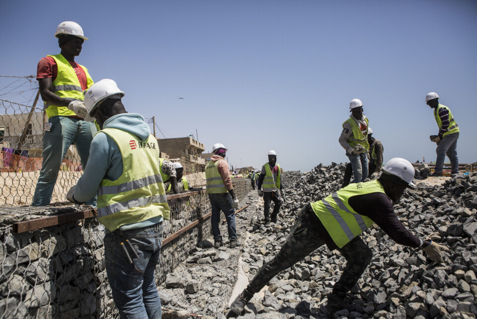Myndighetene har prøvd å bygge en mur mot erosjonen, men har foreløpig ikke lykkes. Foto: Jane Hahn / New York Times / NTB scanpix