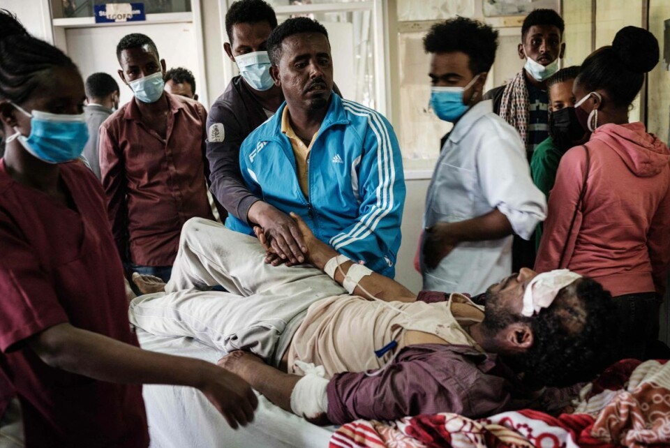 En av de sårede etter flyangrepet får hjelp på et sykehus i Mekele. Foto: AFP/NTB