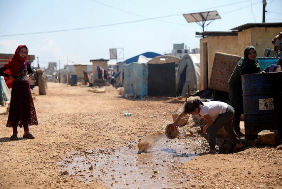 Den krigstrette befolkningen i Syria og i flyktningleirene i nabolandene står på randen av en sultkatastrofe, advarer sju hjelpeorganisasjoner. Til uken er det klart for den fjerde giverkonferansen for Syria. Organisasjonen ber verdens ledere trappe opp hjelpen betydelig. Foto: Ghaith Alsayed, AP/NTB scanpix. Den krigstrette befolkningen i Syria og i flyktningleirene i nabolandene står på randen av en sultkatastrofe, advarer sju hjelpeorganisasjoner. Til uken er det klart for den fjerde giverkonferansen for Syria. Organisasjonen ber verdens ledere trappe opp hjelpen betydelig. Foto: Ghaith Alsayed, AP/NTB scanpix.