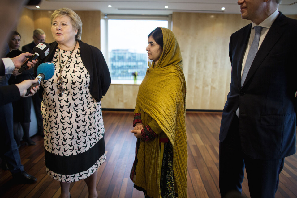 Statsminister Erna Solbergs engasjement for utdanning er et eksempel på at norske topp-politikere bidrar til å løfte utviklingspolitikk på den globale arenaen. Her møter hun nobelprisvinner Malala Yousafsaj. Foto: Espen Røst / UD