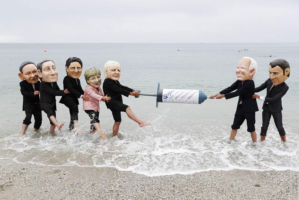 Aktivister fra Oxfam og People‘s Vaccine Alliance under G7-toppmøtet i Cornwall sist uke. De mener rike land har sviktet i å sikre verden tilgang til covid-19-vaksiner. Her har USAs Joe Biden og Frankrikes Emmanuel Macron stilt seg på siden for de som vil ha unntak fra patenter, mot de andre G7-lederne. Foto: Peter Nicholls / Reuters / NTB