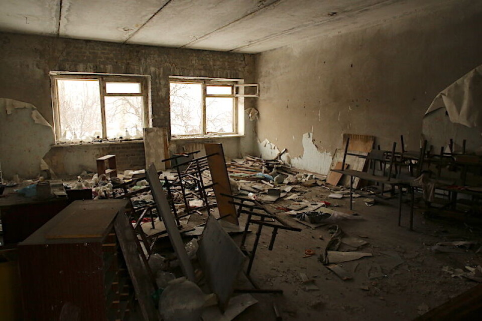 I Ukraina ble mer enn 700 skoler ødelagt i løpet av krigen som startet i 2013, viser rapporten 'Education under Attack 2018'. Denne skolen i Øst-Ukraina lå bare én kilometer fra kontaktlinjen mellom de stridende partene. Skolen havnet i skuddlinjen fire ganger. Hele taket, de fleste klassrommene og alle vinduene ble knust og ødelagt. Det gikk 1200 elever på skolen.