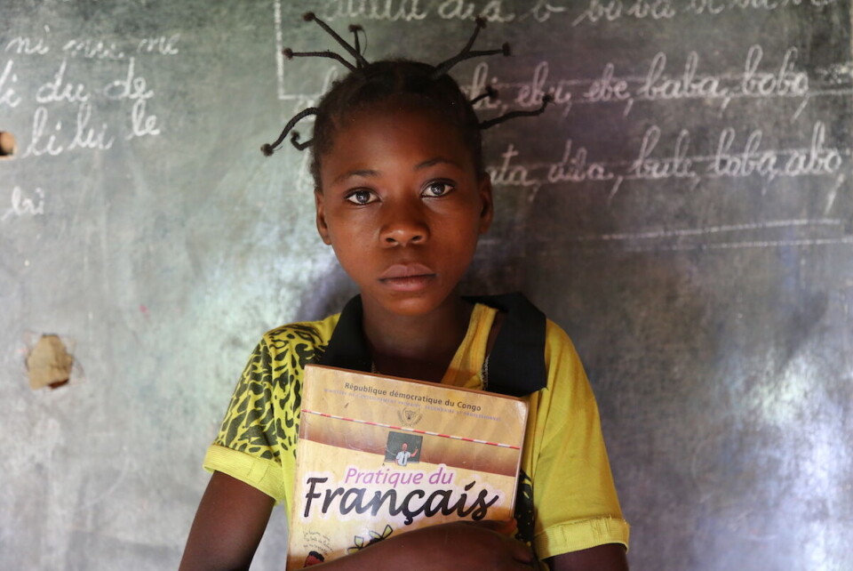 Alyne (10) fra Kasai-regionen i DR Kongo gikk I 4. klasse da hun opplevde at en milits brente ned skolen hennes og mange andre hus i landsbyen. Hun flyktet inn i bushen med familien. I 2016 og 2017 var det mer enn seks hundre rapporterte angrep mot skoler bare i Kasai-regionen i DR Kongo. Antallet angrep mot skoler, elever og lærere rundt har økt dramatisk de siste fem årene, viser ny rapport.
