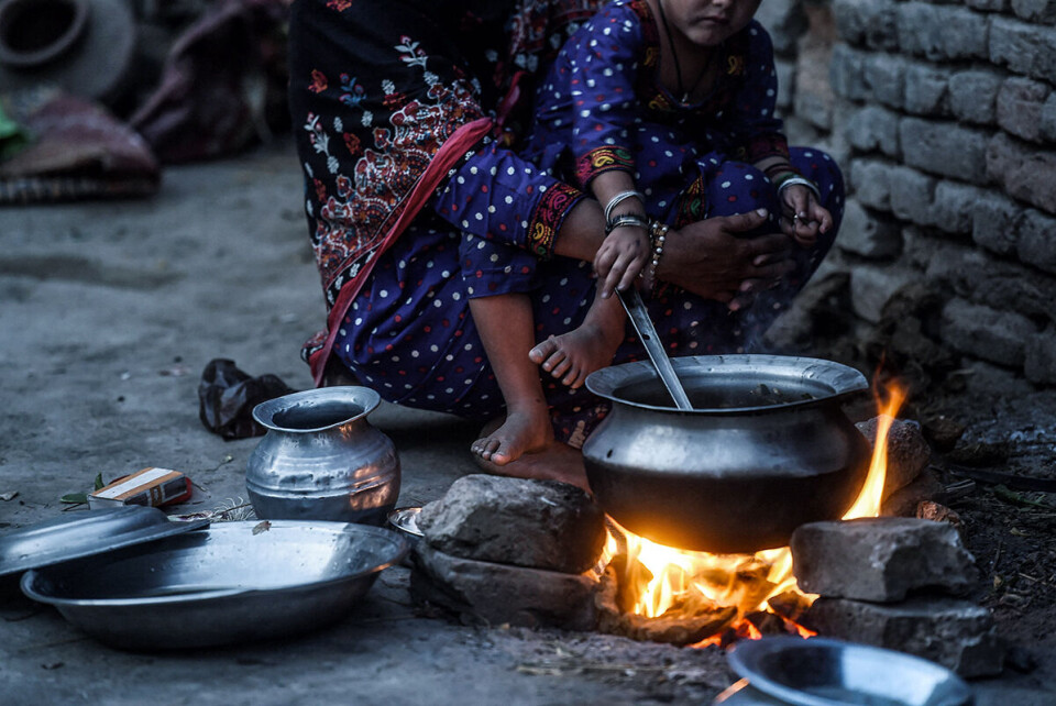 Hakima Shar, som er hiv-positiv, lager mat til familien sin sammen med sin hiv-positive datter hjemme i landsbyen Subhani Shar nær Rato Dero, sør i Sindh-provinsen i Pakistan. Foto: Asif Hassan / AFP / NTB