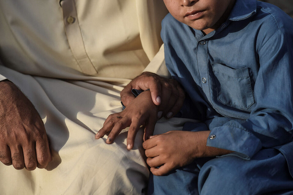 Shahzado Shar med sin hiv-positive sønn hjemme i landsbyen Subhani Shar nær Rato Dero, sør i Sindh-provinsen i Pakistan. Landets største hiv-behandlingssenter ble etablert i Rota Dero i kjølvannet av et massivt hiv-utbrudd i 2019. Foto: Asif Hassan / AFP / NTB