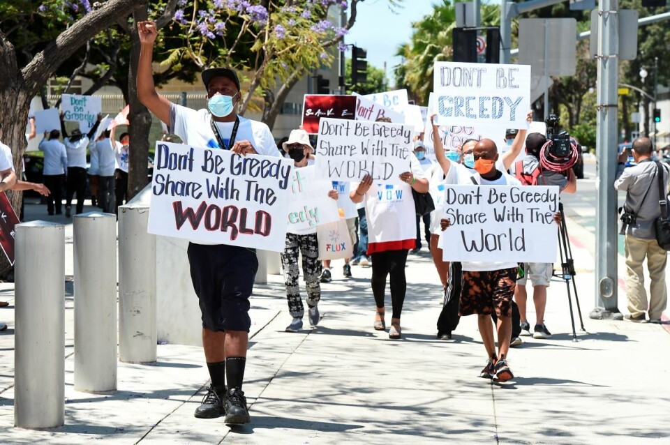 Demonstranter i USA krever en mer rettferdig vaksinefordeling. Foto: AP / NTB Demonstranter i USA krever en mer rettferdig vaksinefordeling. Foto: AP / NTB