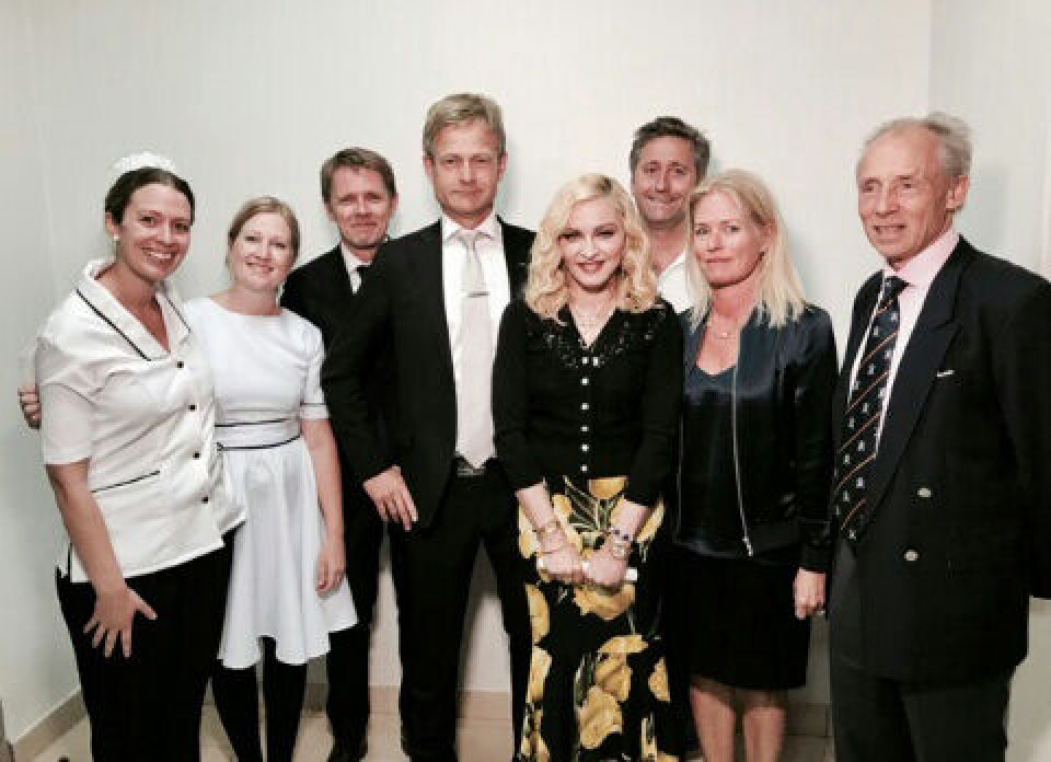 Norsk-amerikansk-malawisk samarbeid ved åpningen i 2017. Hovedsponsor Madonna omkranset av, fra venstre: sykepleierne Gunn June Lund og Line Bolgvåg, anestesilegene Gunnar Bentsen og Terje Hanche-Olsen, medisinsk ingeniør Erik Ringerike, leder av Global helse-seksjonen ved OUS Kristin Schjølberg Hanche-Olsen og sykehusets medisinske leder, professor Eric Borgstein. Foto: Nathan Rissman