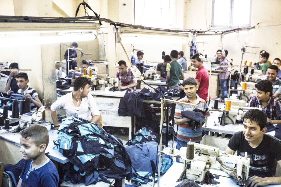 Mange syriske flyktninger, blant dem også barn, arbeider i den uformelle delen av klesindustrien i Tyrkia. Denne jeans-fabrikken i byen Gaziantep ligger om lag 10 mil fra den syriske grensa. Bildet er fra mai 2016. Foto: Valerio Muscella / Redux /
NTB scanpix