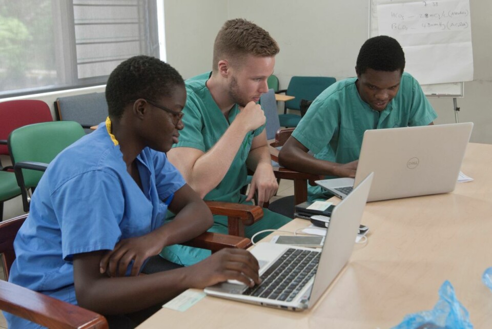 Medisinsk ingeniør Amund Nordhagen diskuterer programvare med medisinsk IKT-ingeniør Tushapo Msukwa og biomedisinsk tekniker Joyce Mwenisungo (nærmest). Programvaren er tilpasset nytt medisinsk utstyr som er på vei fra Norge. Foto: Ken Opprann