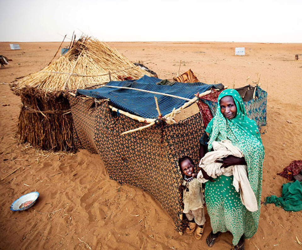 En kvinne og hennes barn i flyktningleiren Zam Zam for internt fordrevne nord i Darfur, den 11. juni i år. Foto: Albert Gonzalez Farran/UNAMID/AP/NTB scanpix
