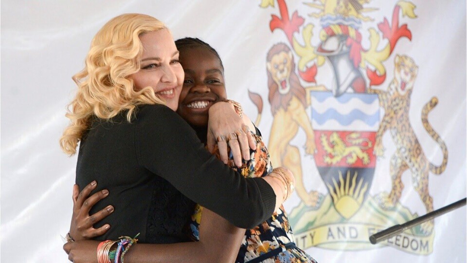 Madonna klemmer adoptivdatteren Mercy James under seremonien ved åpningen av barnesykehuset i juli 2017. Foto: Raising Malawi