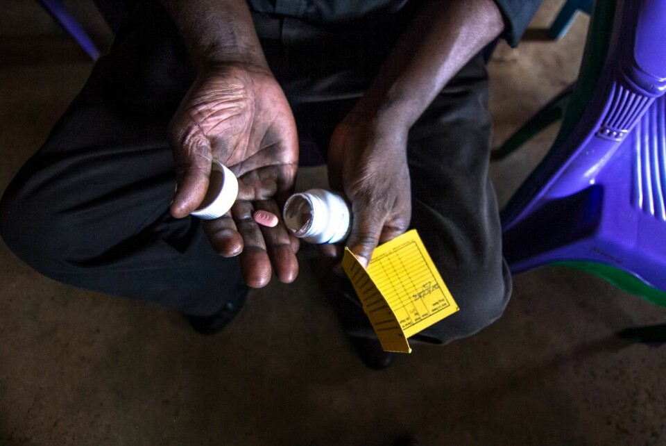 Sju-barnsfar Gilbert Nyanjong (58) fra Nairobi tar hver dag sine medisiner mot hiv/aids. Det har han gjort siden 2004, men han frykter nå at immunsystemet skal få trøbbel dersom han blir koronasmittet og ikke får medisiner og mat. Foto: Donwilson Odhiambo /Zuma Press / NTB scanpix